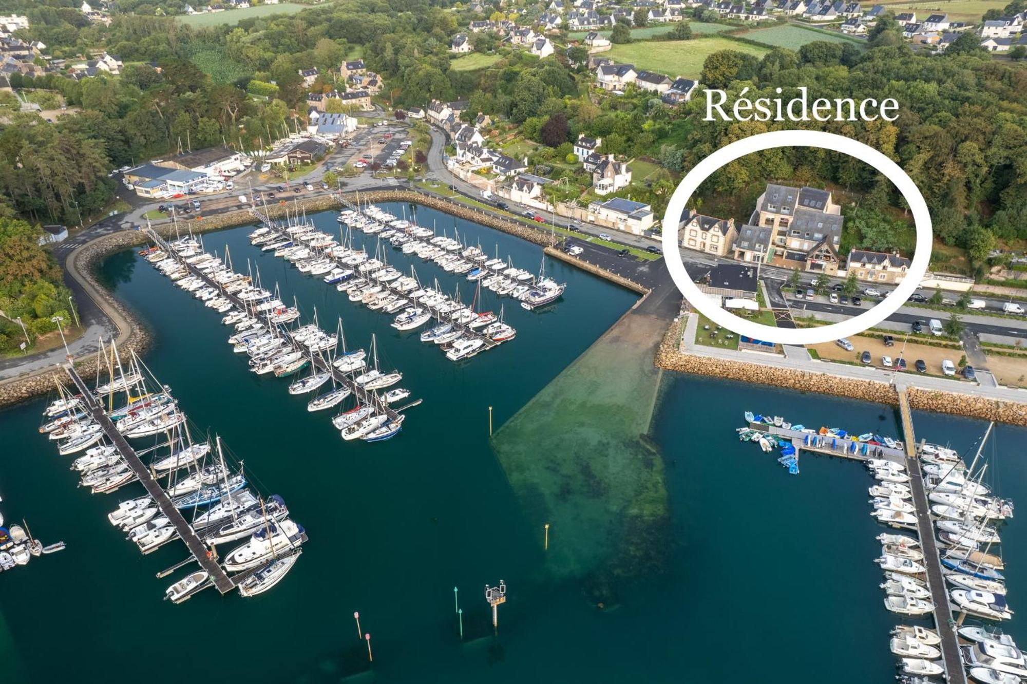 De La Sur Le Port De Plaisance De Bretagne Lezardrieux